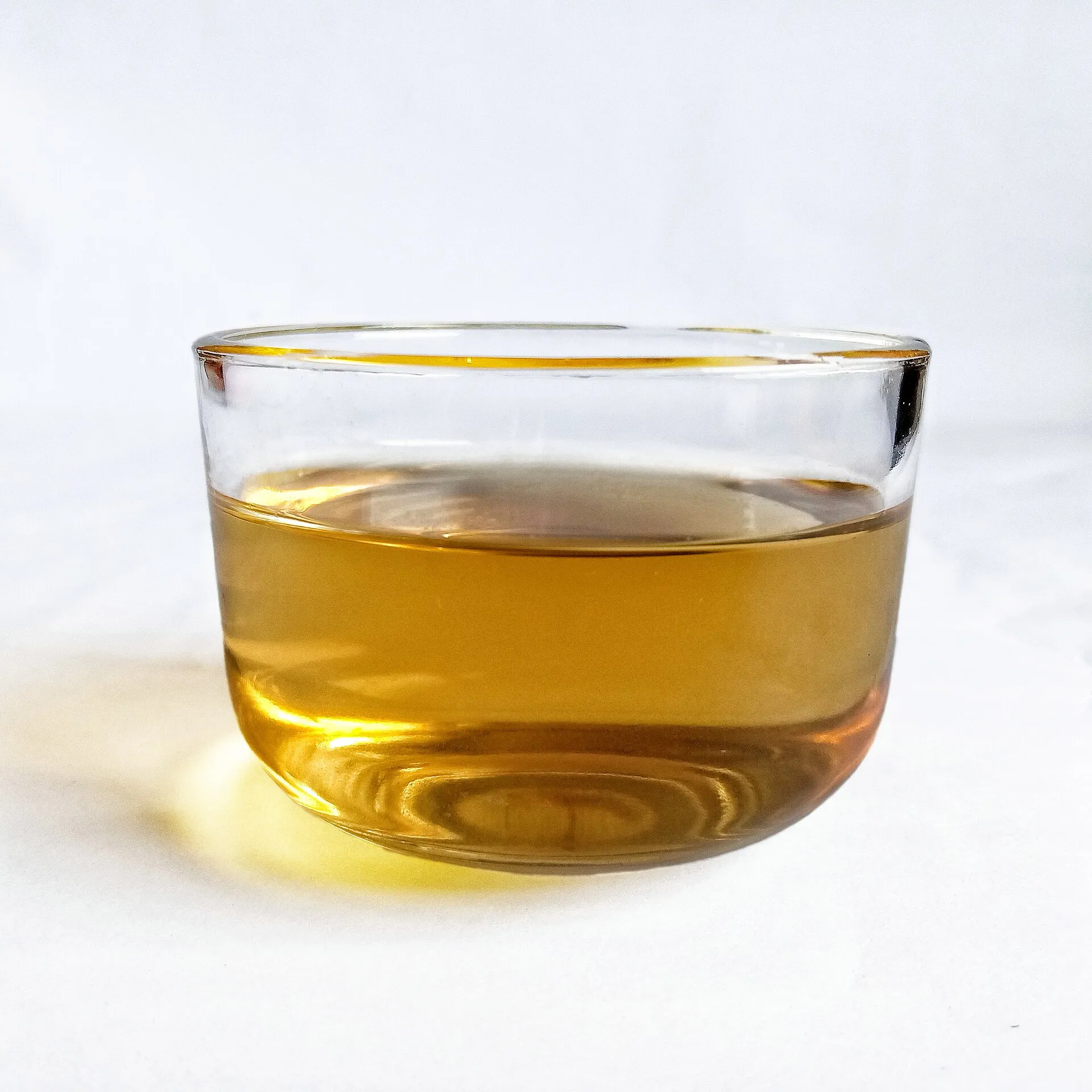 Tách trà thảo mộc dâu tằm mâm xôi sau khi ủ